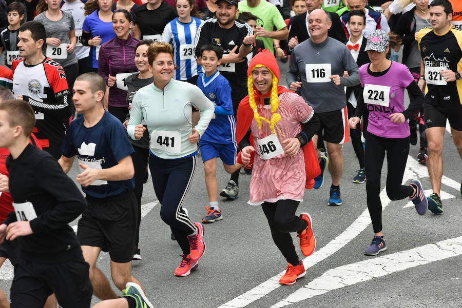 Cientos de personas de todas las edades han tomado parte este domingo de la tradicional carrera de San Silvestre en Andoain.