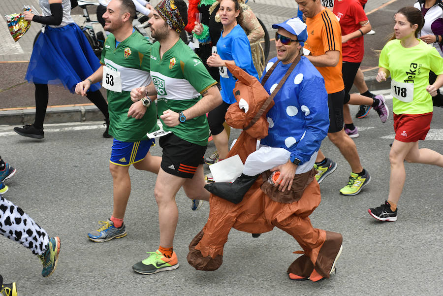 Cientos de personas de todas las edades han tomado parte este domingo de la tradicional carrera de San Silvestre en Andoain.