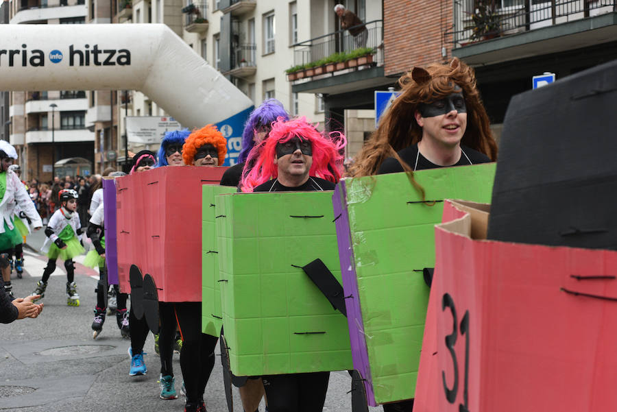 Cientos de personas de todas las edades han tomado parte este domingo de la tradicional carrera de San Silvestre en Andoain.
