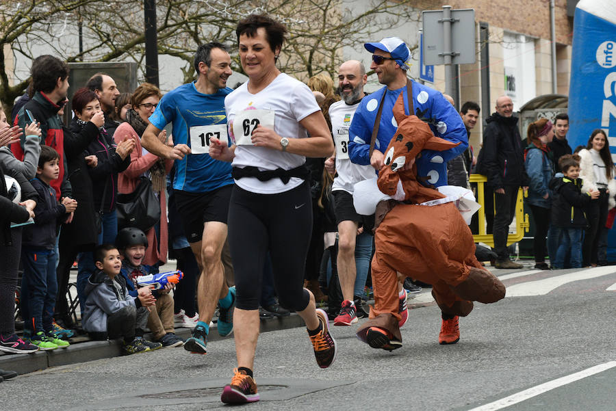 Cientos de personas de todas las edades han tomado parte este domingo de la tradicional carrera de San Silvestre en Andoain.