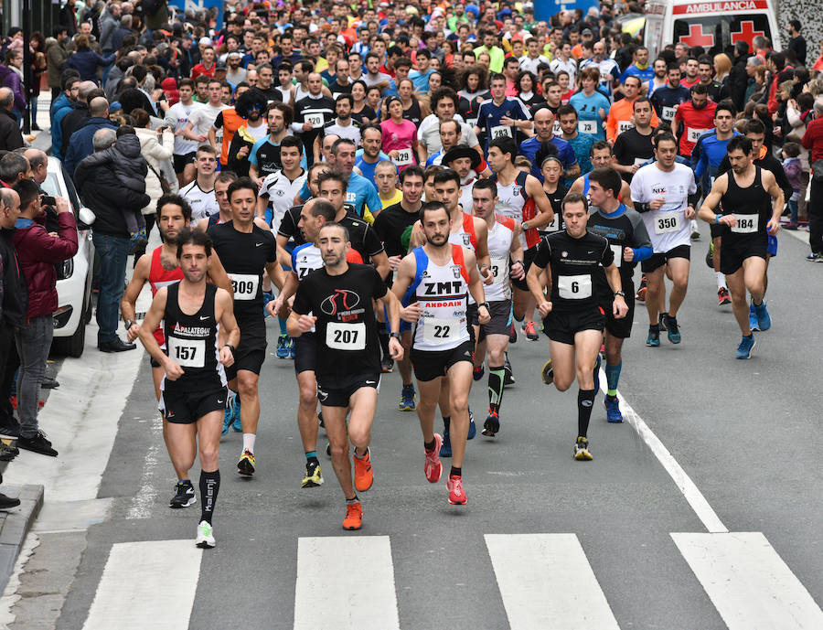 Cientos de personas de todas las edades han tomado parte este domingo de la tradicional carrera de San Silvestre en Andoain.