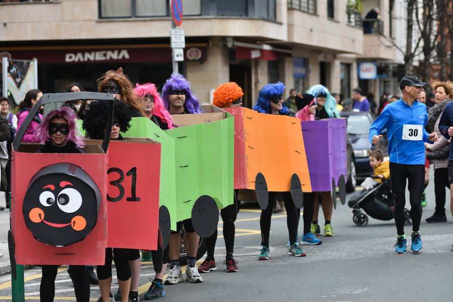 Cientos de personas de todas las edades han tomado parte este domingo de la tradicional carrera de San Silvestre en Andoain.