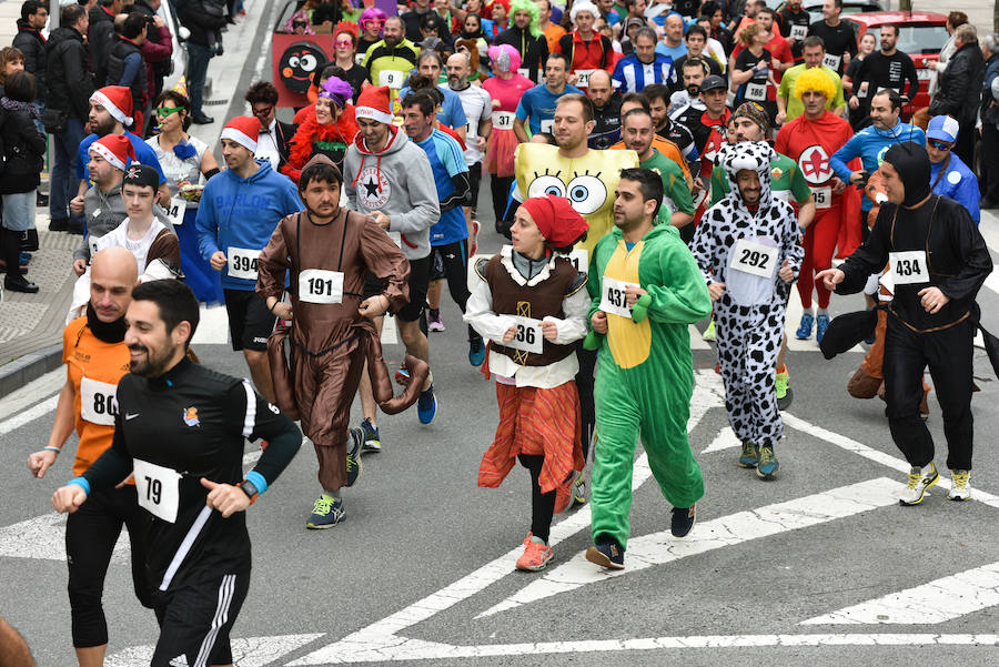 Cientos de personas de todas las edades han tomado parte este domingo de la tradicional carrera de San Silvestre en Andoain.