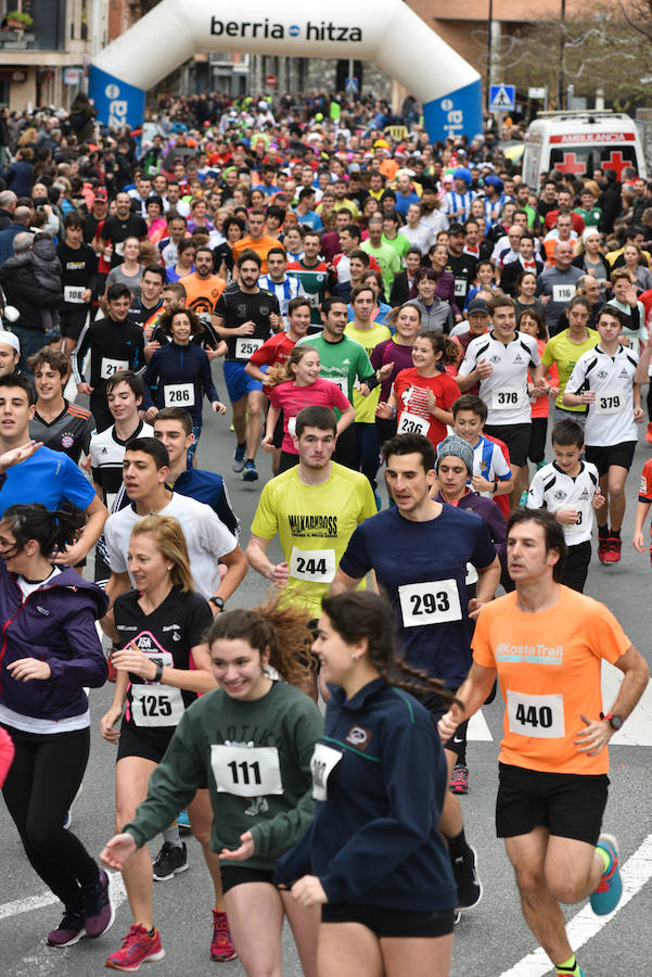 Cientos de personas de todas las edades han tomado parte este domingo de la tradicional carrera de San Silvestre en Andoain.