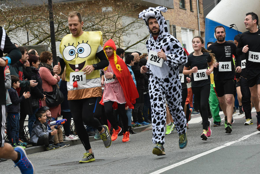 Cientos de personas de todas las edades han tomado parte este domingo de la tradicional carrera de San Silvestre en Andoain.