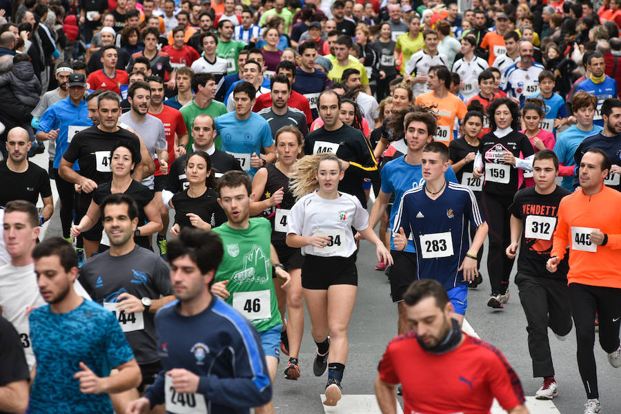 Cientos de personas de todas las edades han tomado parte este domingo de la tradicional carrera de San Silvestre en Andoain.