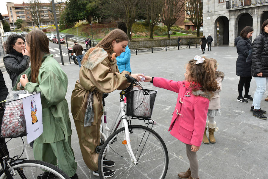 Cientos de personas de todas las edades han tomado parte este domingo de la tradicional carrera de San Silvestre en Andoain.
