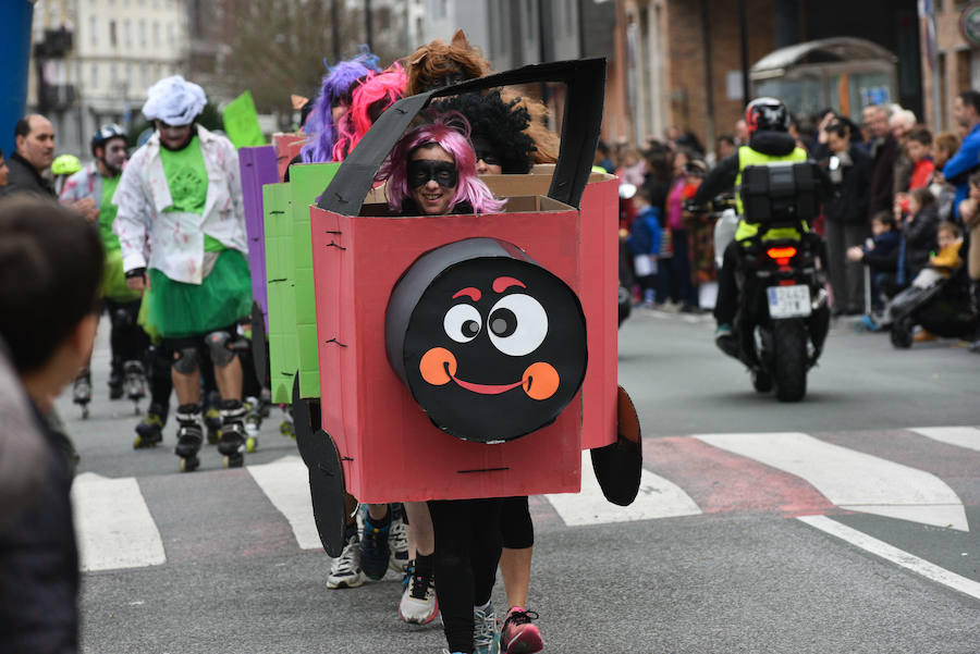 Cientos de personas de todas las edades han tomado parte este domingo de la tradicional carrera de San Silvestre en Andoain.