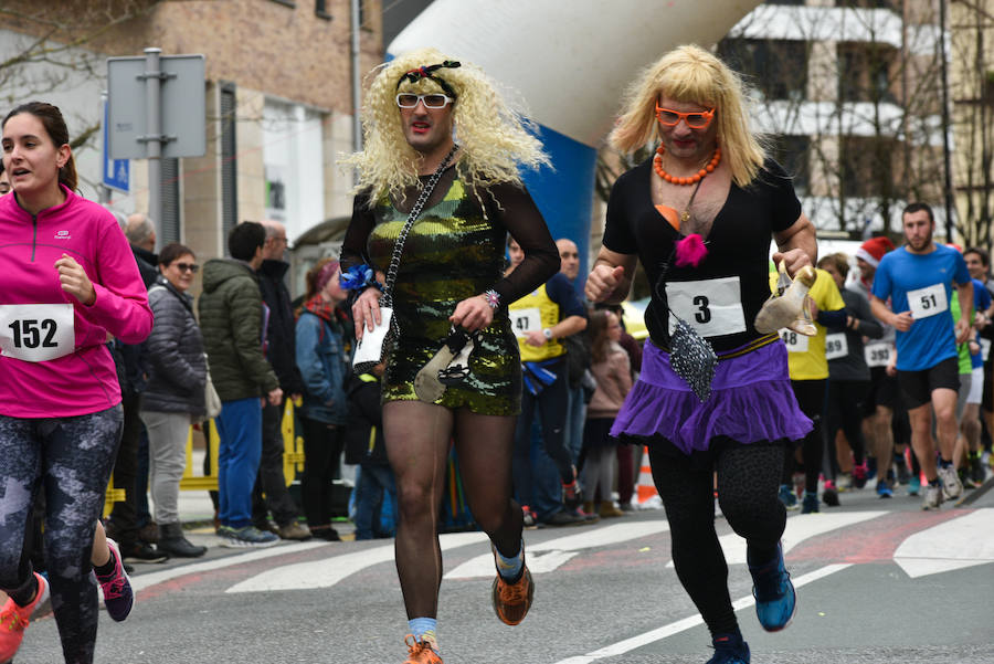 Cientos de personas de todas las edades han tomado parte este domingo de la tradicional carrera de San Silvestre en Andoain.