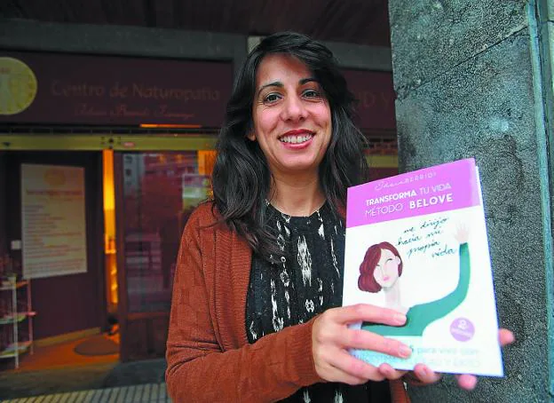 La nutricionista, naturópata y 'life coach' Idoia Berridi, con el libro que acaba de publicar.