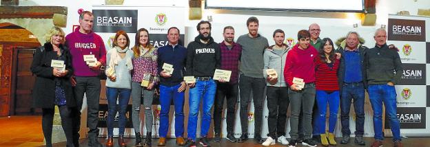 Los galardonados. De la 'II Gala del Deporte-2017' de Beasain en la foto de familia, en el patio del Palacio, tras haber recogidos sus premios.