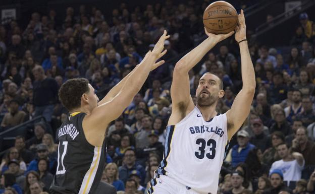 Marc Gasol se dispone a lanzar a canasta. 