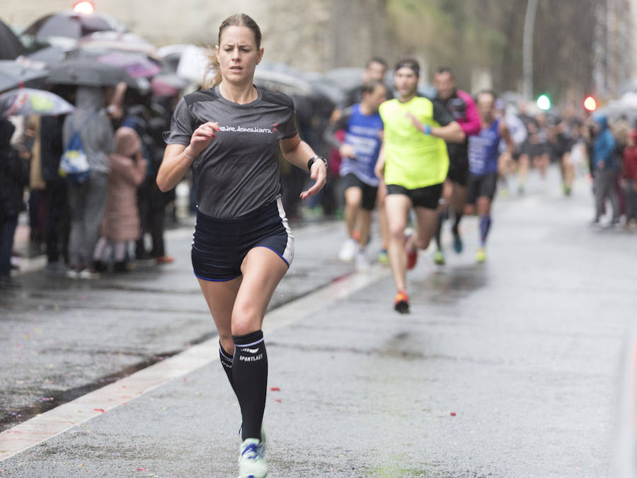 El guipuzcoano Eneko Agirrezabal y la labortana Betty Urruty se llevan una de las ediciones más desagradables de los últimos años por la meteorología que no ha frenado a los 4.000 participantes.