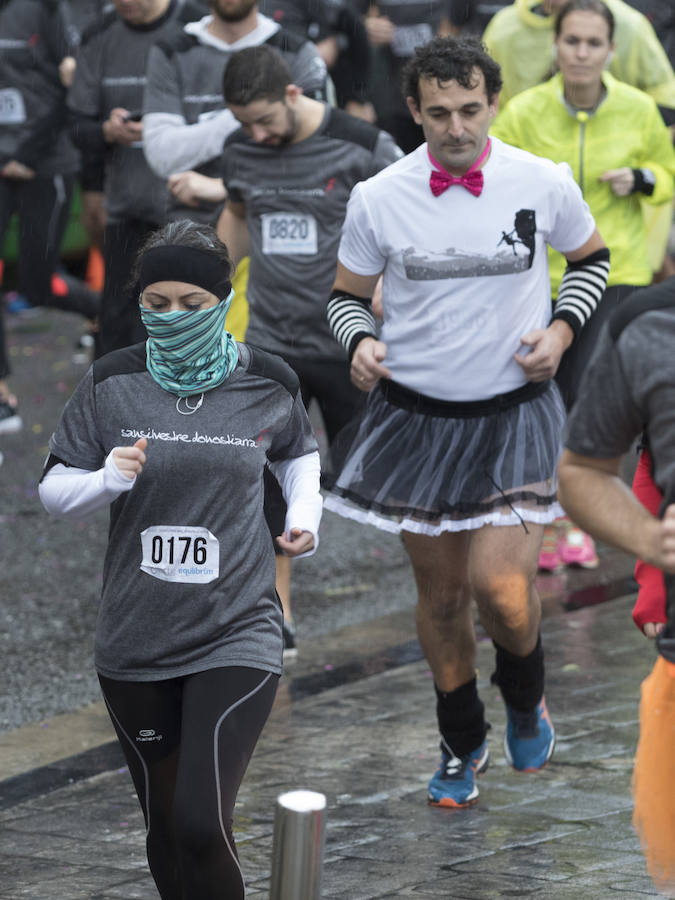 El guipuzcoano Eneko Agirrezabal y la labortana Betty Urruty se llevan una de las ediciones más desagradables de los últimos años por la meteorología que no ha frenado a los 4.000 participantes.