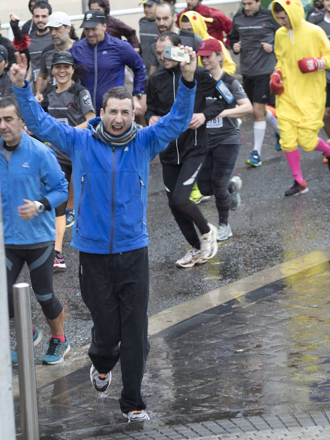 El guipuzcoano Eneko Agirrezabal y la labortana Betty Urruty se llevan una de las ediciones más desagradables de los últimos años por la meteorología que no ha frenado a los 4.000 participantes.