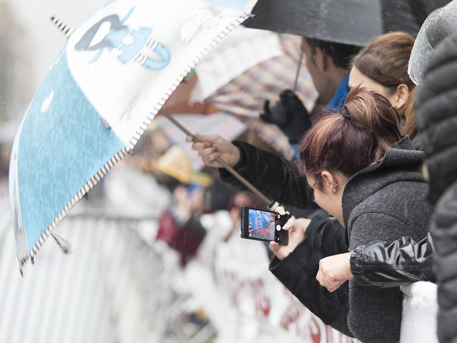 El guipuzcoano Eneko Agirrezabal y la labortana Betty Urruty se llevan una de las ediciones más desagradables de los últimos años por la meteorología que no ha frenado a los 4.000 participantes.