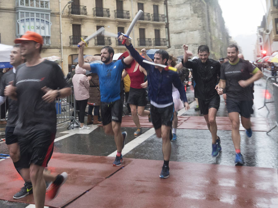 El guipuzcoano Eneko Agirrezabal y la labortana Betty Urruty se llevan una de las ediciones más desagradables de los últimos años por la meteorología que no ha frenado a los 4.000 participantes.