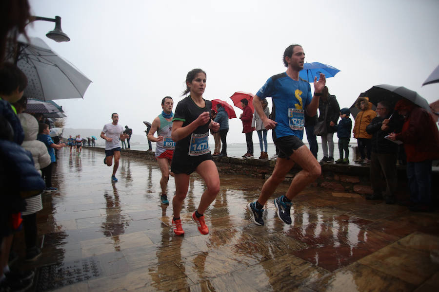 Cientos de personas han corrido este domingo la San Silvestre en Hondarribia.