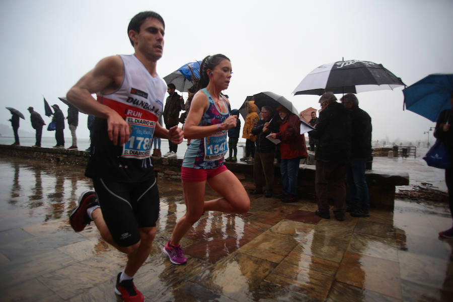 Cientos de personas han corrido este domingo la San Silvestre en Hondarribia.