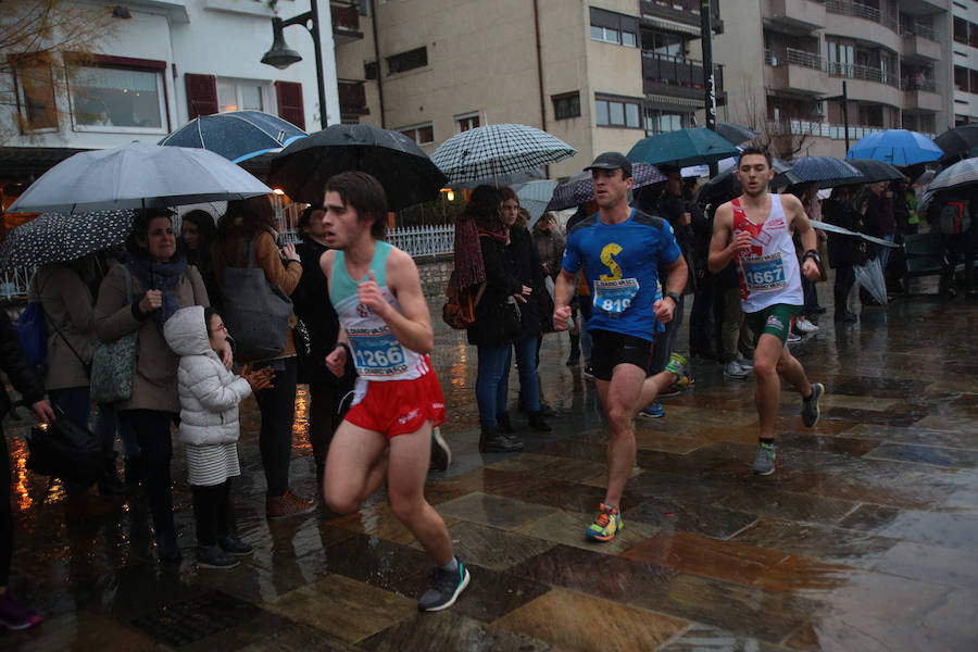 Cientos de personas han corrido este domingo la San Silvestre en Hondarribia.