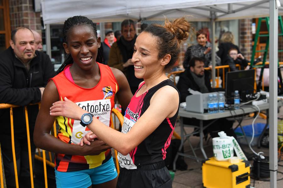 La San Silvestre de Beasain ha sido un año más un éxito tanto en participación como en l.a gente que ha seguido la prueba en directo animando a los corredores.