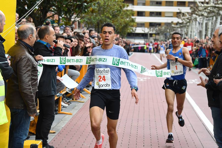 La San Silvestre de Beasain ha sido un año más un éxito tanto en participación como en l.a gente que ha seguido la prueba en directo animando a los corredores.