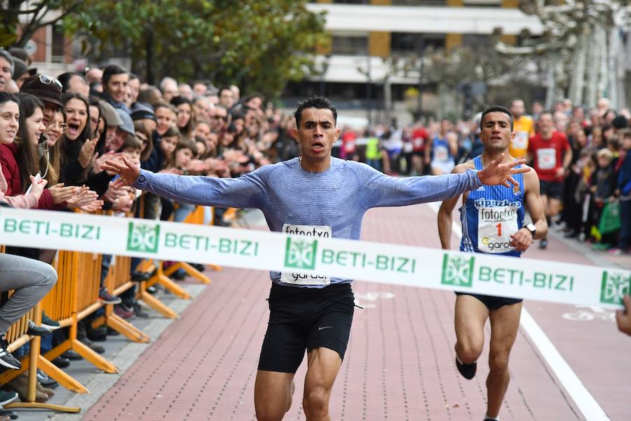 La San Silvestre de Beasain ha sido un año más un éxito tanto en participación como en l.a gente que ha seguido la prueba en directo animando a los corredores.