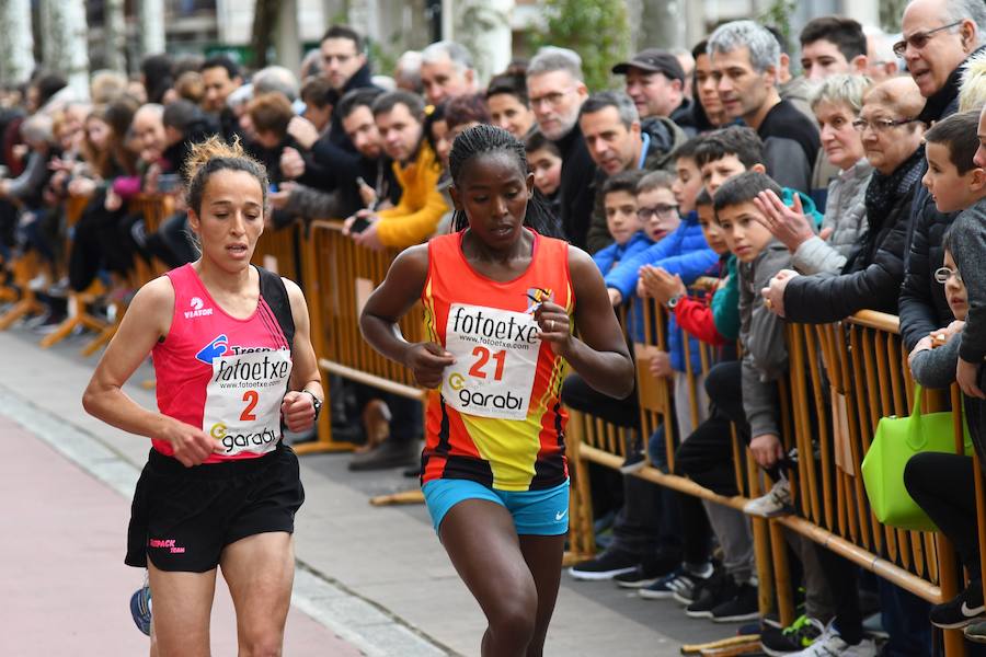 La San Silvestre de Beasain ha sido un año más un éxito tanto en participación como en l.a gente que ha seguido la prueba en directo animando a los corredores.