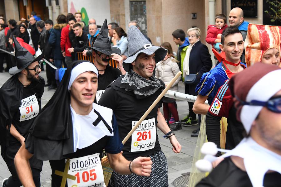 La San Silvestre de Beasain ha sido un año más un éxito tanto en participación como en l.a gente que ha seguido la prueba en directo animando a los corredores.