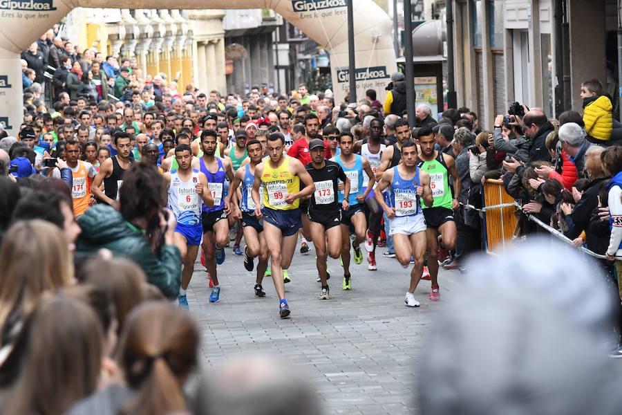 La San Silvestre de Beasain ha sido un año más un éxito tanto en participación como en l.a gente que ha seguido la prueba en directo animando a los corredores.