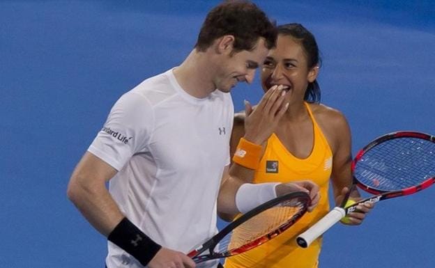 Andy Murray y Heather Watson bromean durante un partido de la Copa Hopman. 