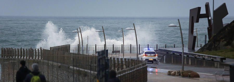 La costa guipuzcoana continúa en alerta naranja por temporal de mar. l Paseo Nuevo de San Sebastián permacerá cerrado hoy y el de Eduardo Chillida y el de Leizaola lo hará desde las 15 horas