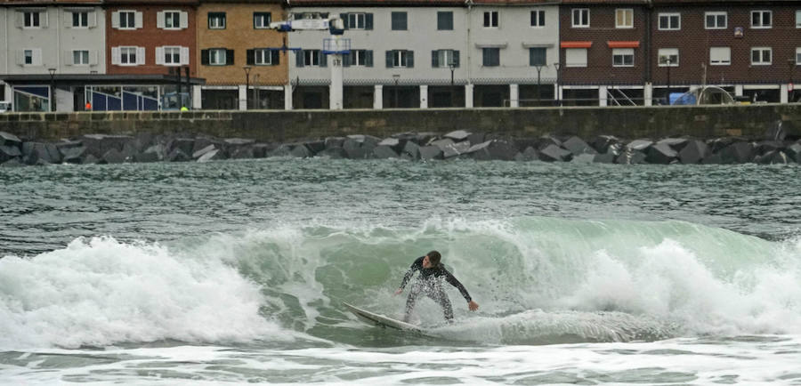 La costa guipuzcoana está en alerta naranja por olas de hasta seis metros. El mar ha golpeado con fuerza alguna enclaves de la capital guipuzcoana