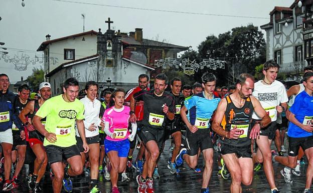 Disfrazados y sin disfrazar, los urnietarras participaron un año más en la popular carrera de San Silvestre con salida y meta en San Juan plaza. 