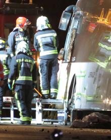 Imagen secundaria 2 - Los bomberos y servicios de emegencia en el lugar del accidente.