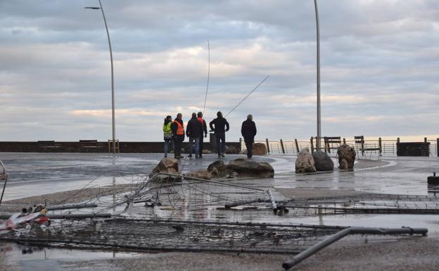 El Paseo Nuevo de San Sebastián continuará cerrado hasta mañana tras sufrir pequeños destrozos