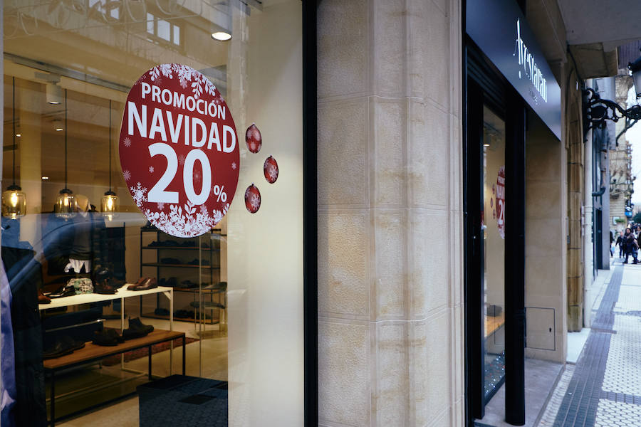 Los comercios ya no esperan al 8 de enero y ofrecen descuentos de hasta el 50% durante Navidad.