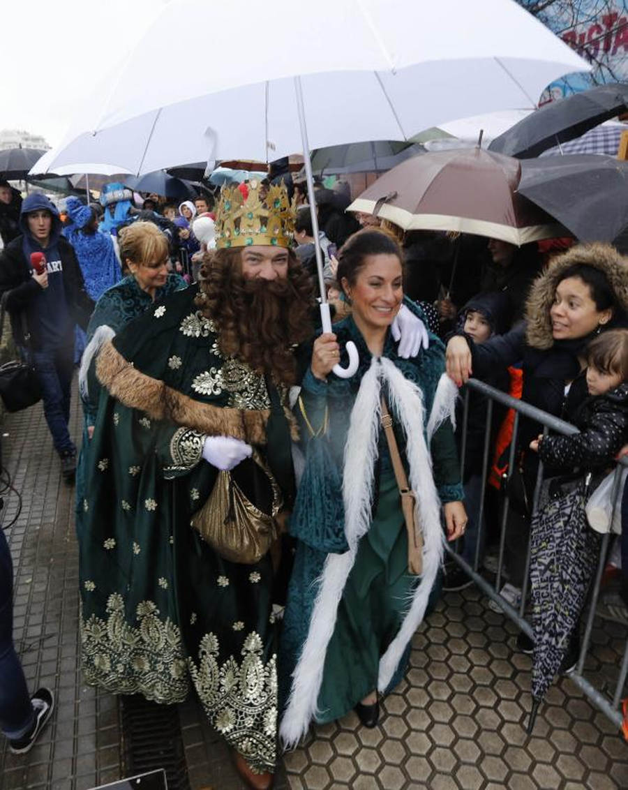 Los Reyes Magos han llegado este año por el río Urumea. Tras visitar el mercado navideño han iniciado una gira por los barrios, comenzando por Gros y sin dejarse el Hospital Donostia.