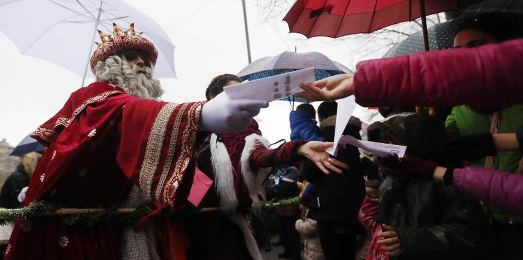 Los Reyes Magos han llegado este año por el río Urumea. Tras visitar el mercado navideño han iniciado una gira por los barrios, comenzando por Gros y sin dejarse el Hospital Donostia.