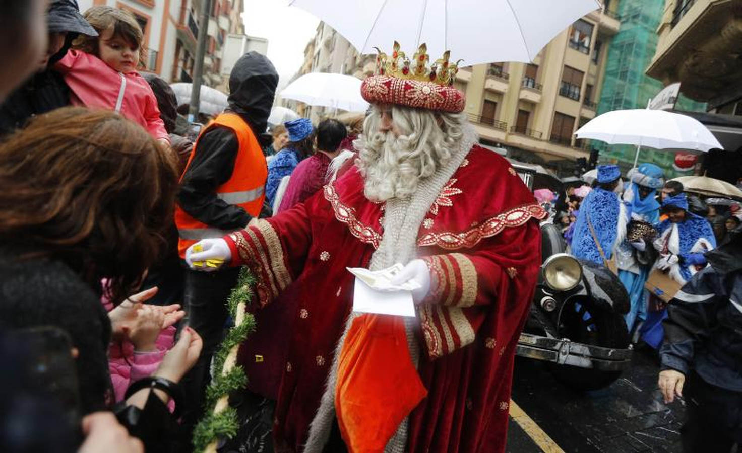 Los Reyes Magos han llegado este año por el río Urumea. Tras visitar el mercado navideño han iniciado una gira por los barrios, comenzando por Gros y sin dejarse el Hospital Donostia.