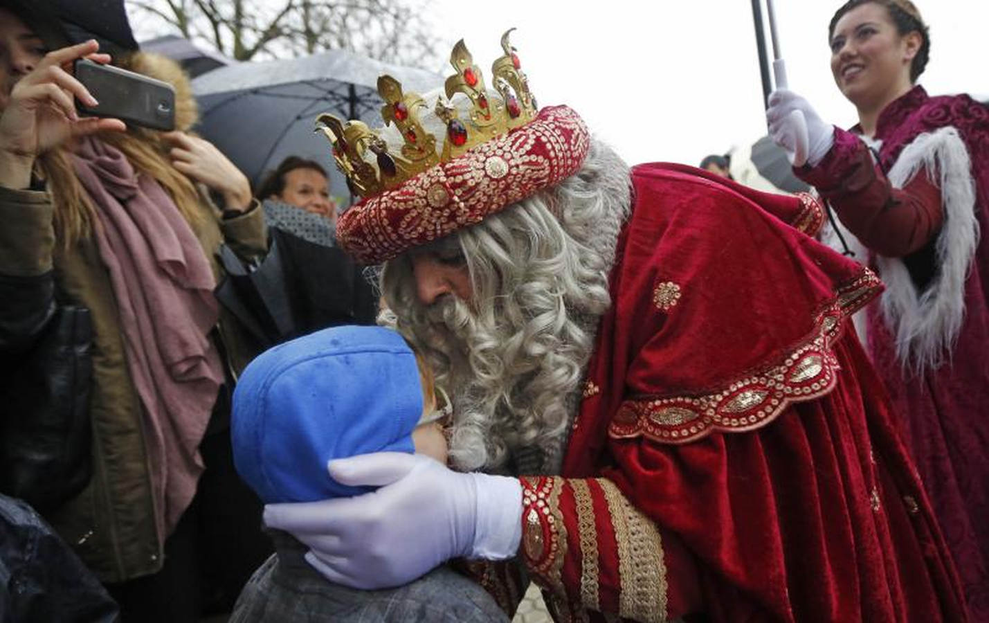 Los Reyes Magos han llegado este año por el río Urumea. Tras visitar el mercado navideño han iniciado una gira por los barrios, comenzando por Gros y sin dejarse el Hospital Donostia.
