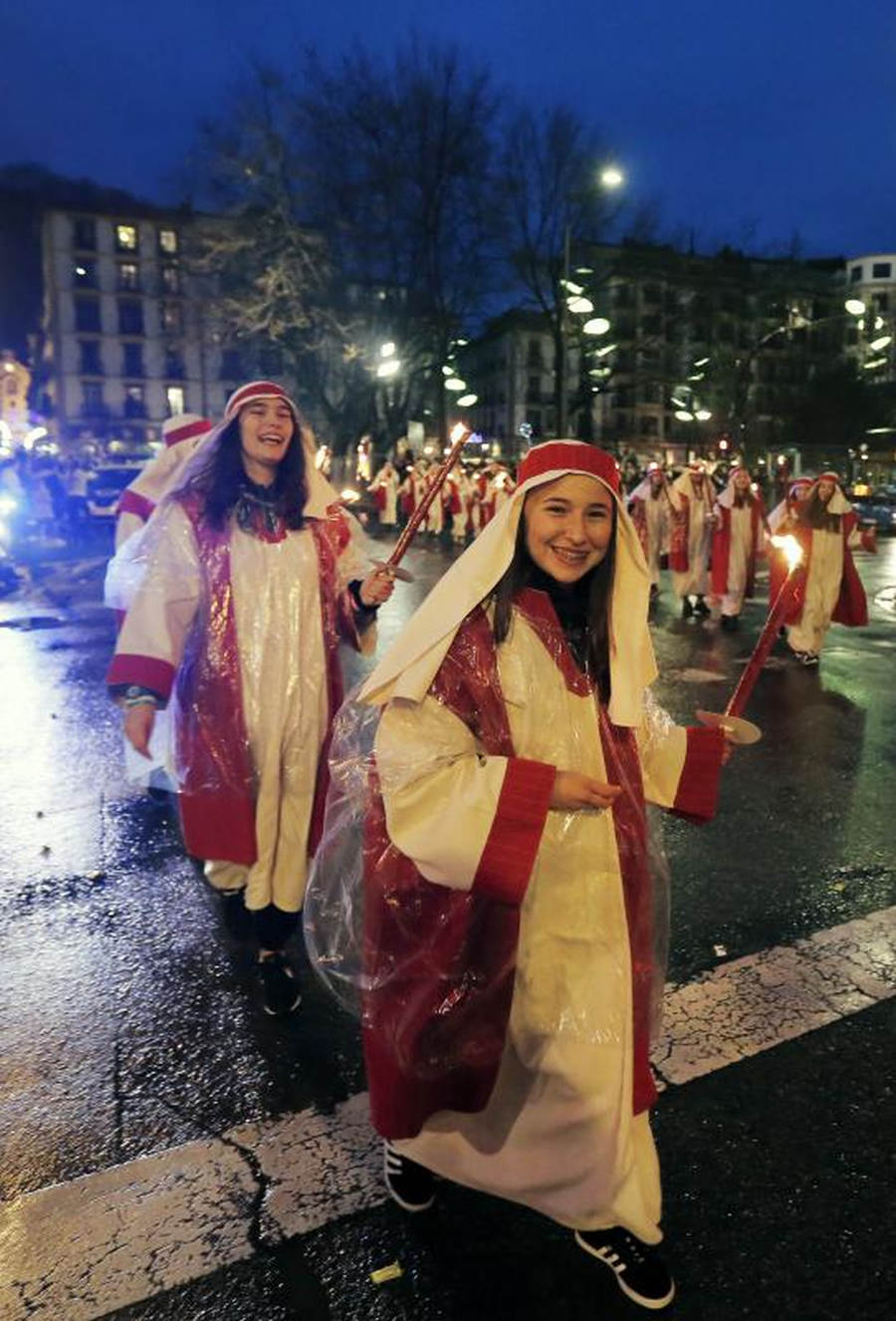 Las carrozas de los Reyes Magos han desfilado por las calles donostiarras repartiendo magia, ilusión y caramelos.