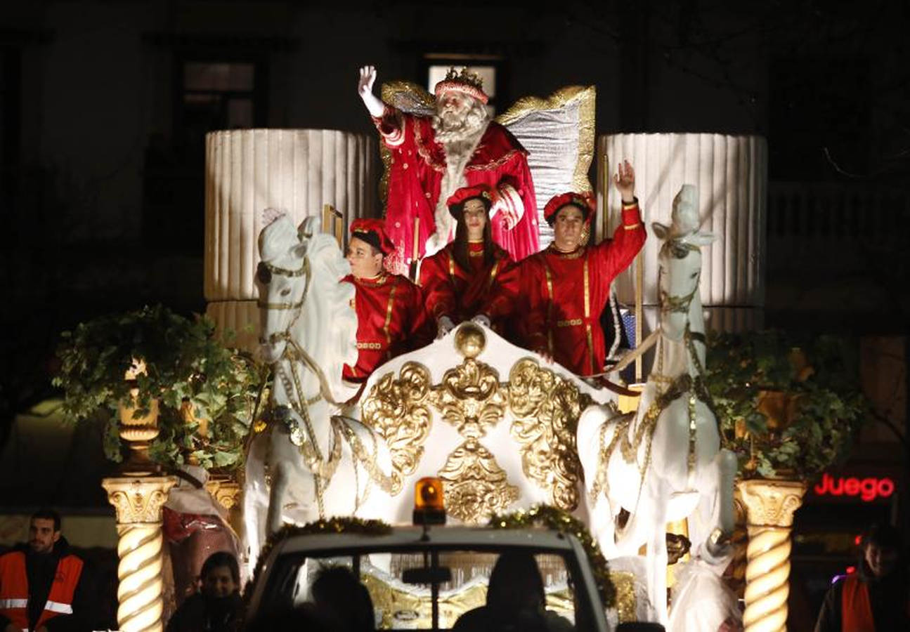 Las carrozas de los Reyes Magos han desfilado por las calles donostiarras repartiendo magia, ilusión y caramelos.