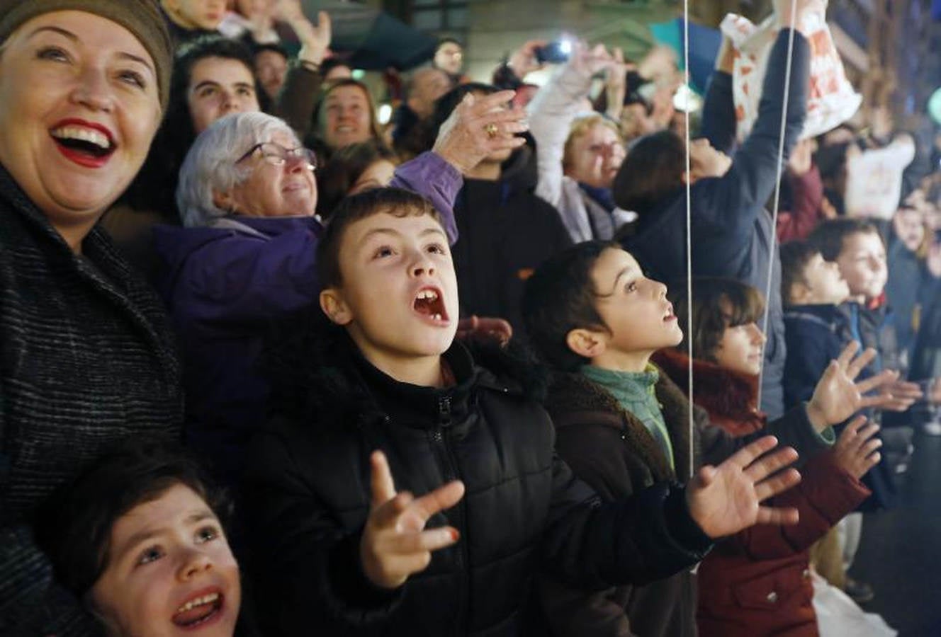 Las carrozas de los Reyes Magos han desfilado por las calles donostiarras repartiendo magia, ilusión y caramelos.