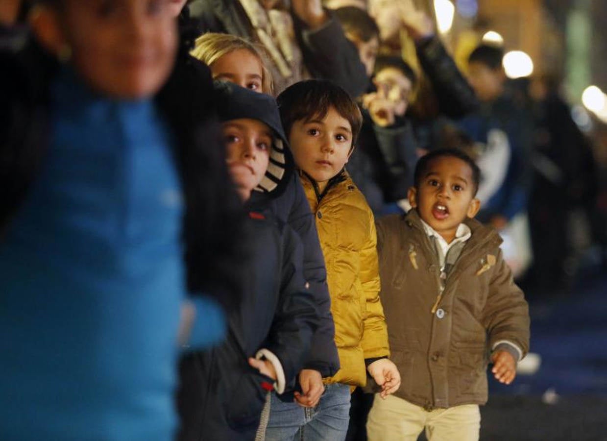 Las carrozas de los Reyes Magos han desfilado por las calles donostiarras repartiendo magia, ilusión y caramelos.