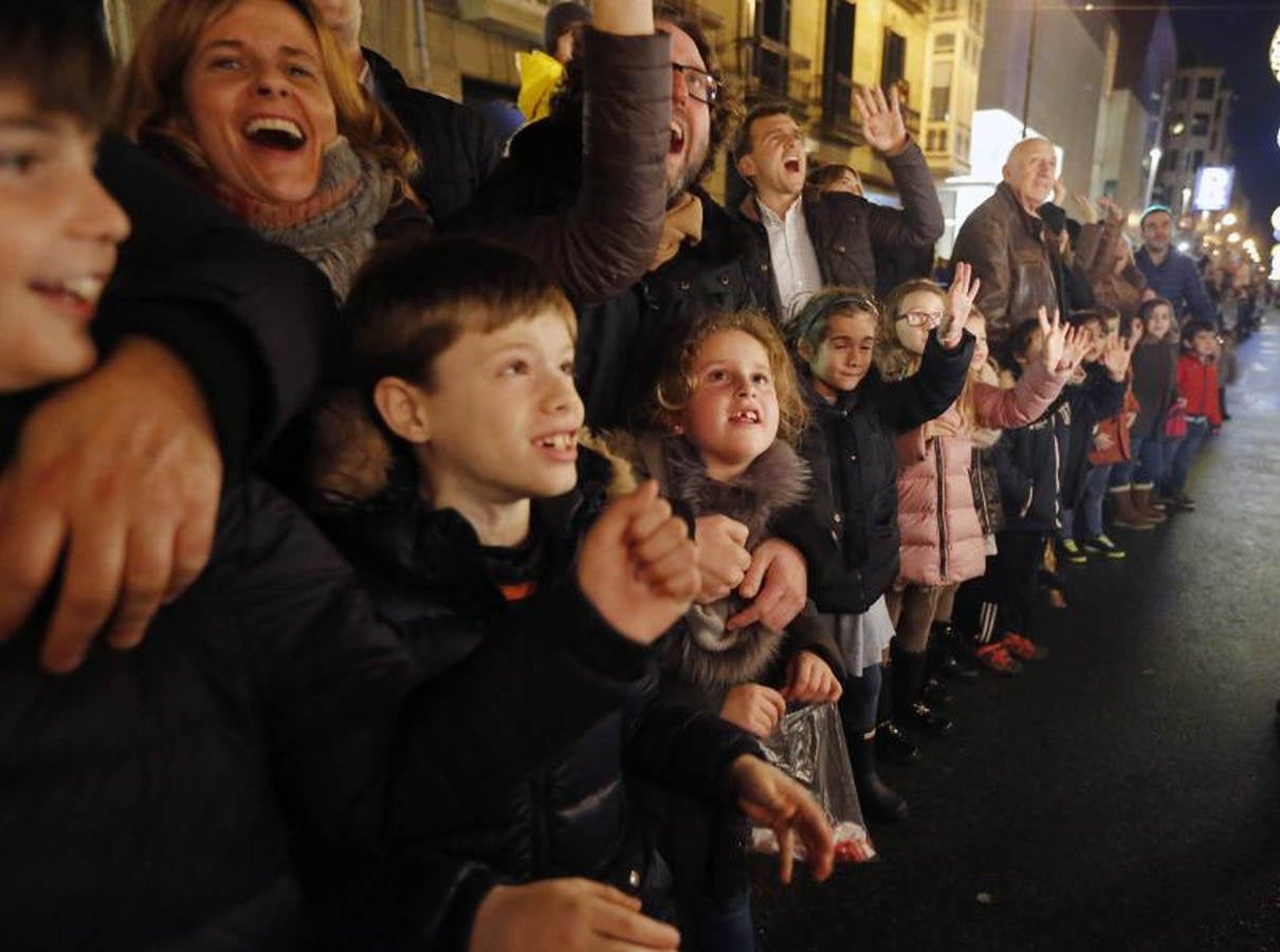 Las carrozas de los Reyes Magos han desfilado por las calles donostiarras repartiendo magia, ilusión y caramelos.