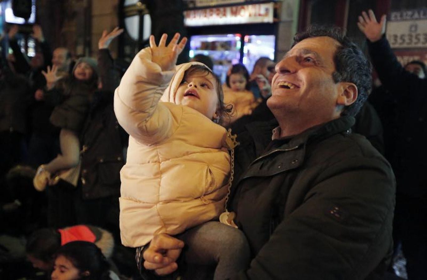 Las carrozas de los Reyes Magos han desfilado por las calles donostiarras repartiendo magia, ilusión y caramelos.