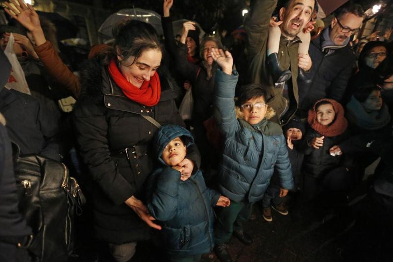 Las carrozas de los Reyes Magos han desfilado por las calles donostiarras repartiendo magia, ilusión y caramelos.