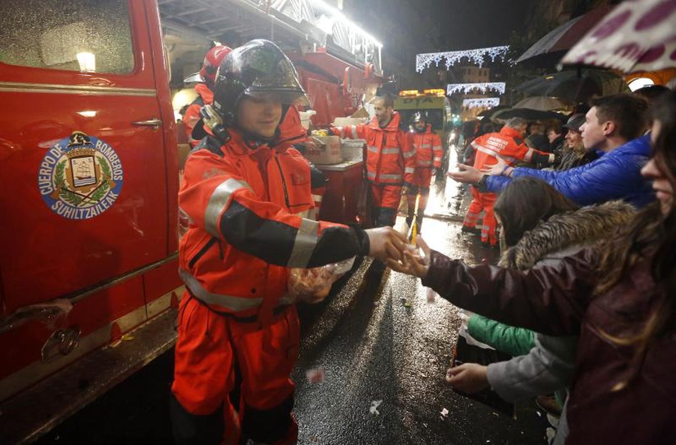 Las carrozas de los Reyes Magos han desfilado por las calles donostiarras repartiendo magia, ilusión y caramelos.