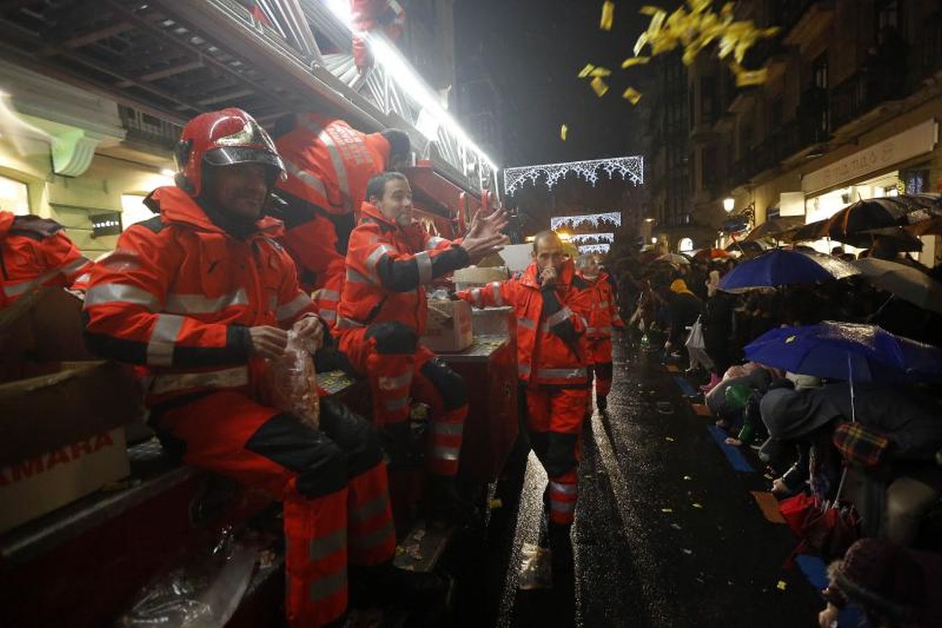 Las carrozas de los Reyes Magos han desfilado por las calles donostiarras repartiendo magia, ilusión y caramelos.
